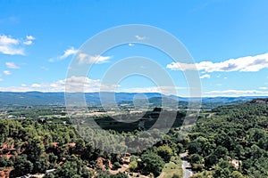 Vue sur Roussillon dans le Luberon en Provence photo